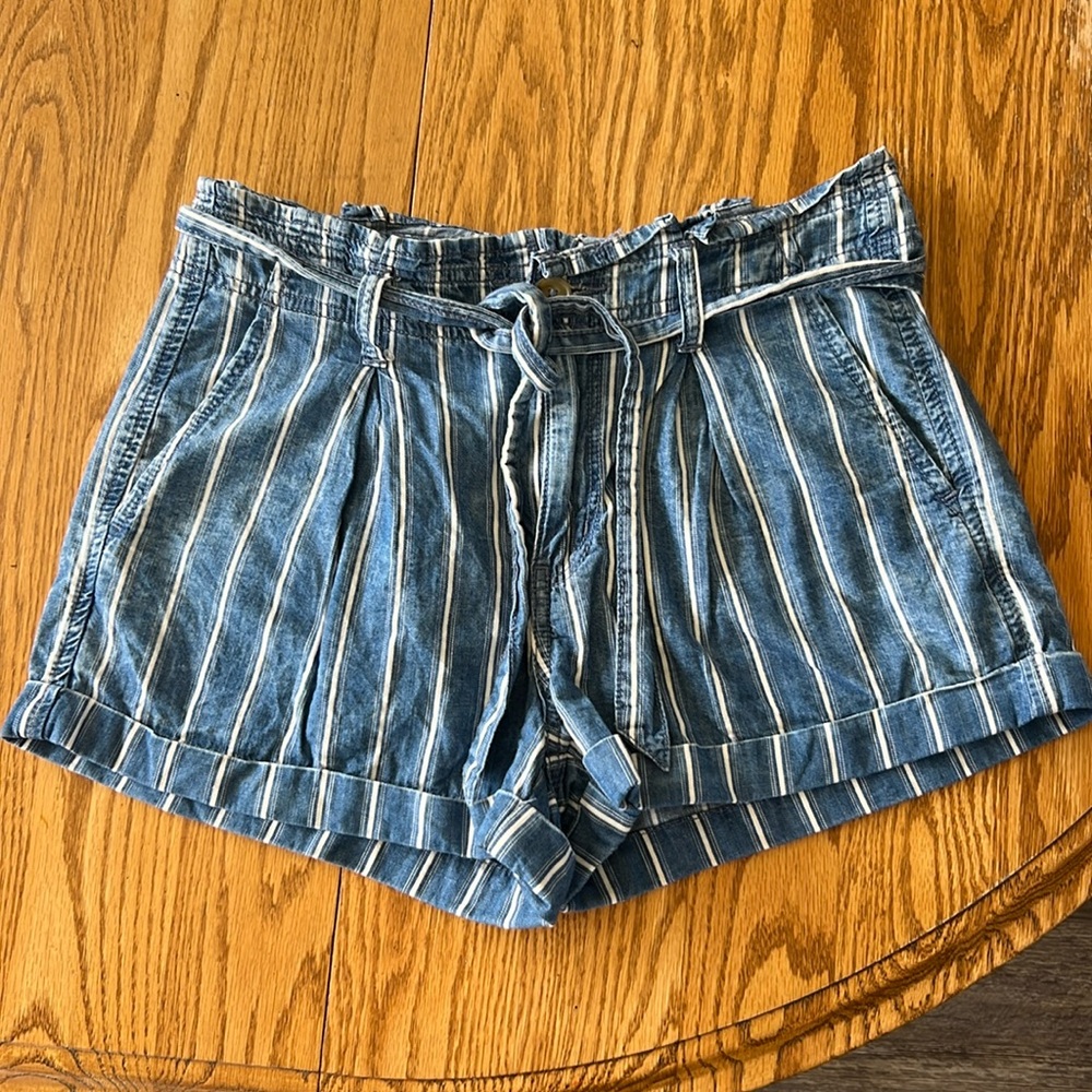 American Eagle Striped High-Waisted Baggy Mom Shorts with Belt (Size 4)
